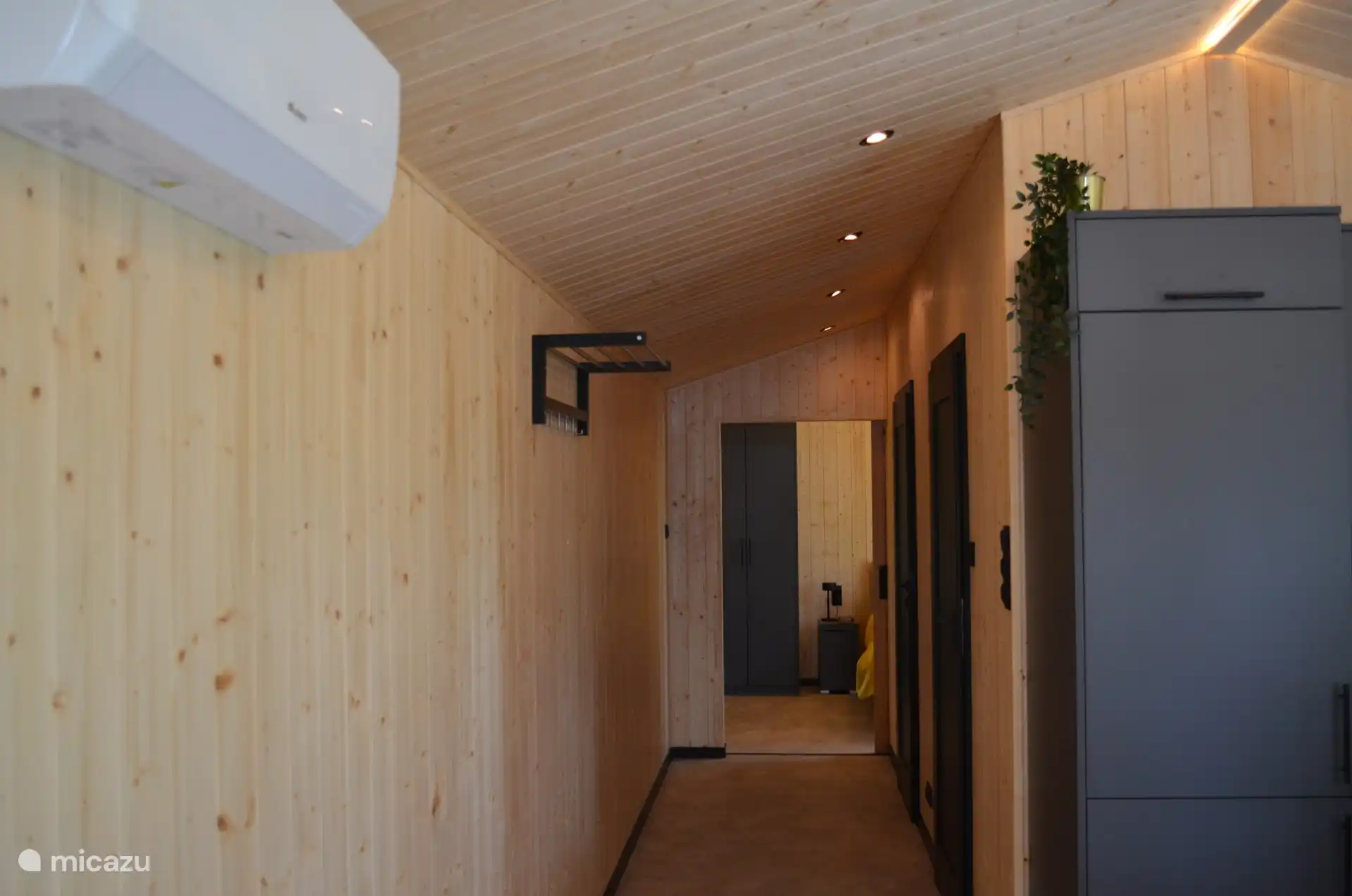 Die Klimaanlage kühlt oder heizt den Raum. Es ist möglich, Ihren Mantel in der Halle aufzuhängen. Alle Schlafzimmer und das Badezimmer sind mit dem Flur verbunden