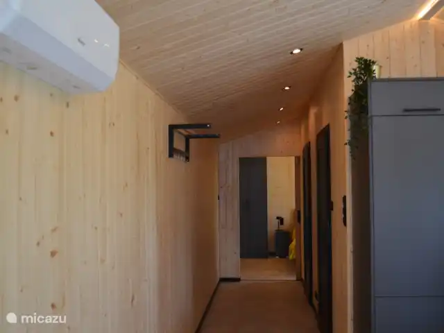 Hella : Aventure et Nature  | Pays-Bas, Overijssel, Haarle - chalet Le climatiseur refroidit ou chauffe la pièce. Il est possible d’accrocher votre manteau dans le hall. Toutes les chambres et la salle de bains sont reliées au hall