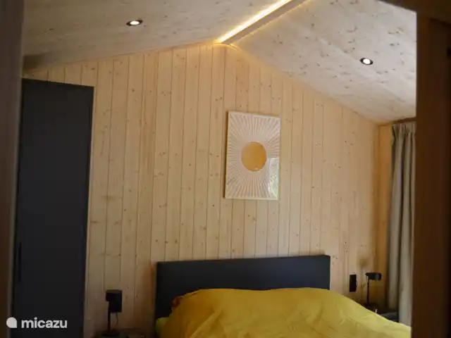 Hella : Aventure et Nature  | Pays-Bas, Overijssel, Haarle - chalet La chambre principale. Dormez profondément dans le lit queen-size. Il y a une armoire disponible