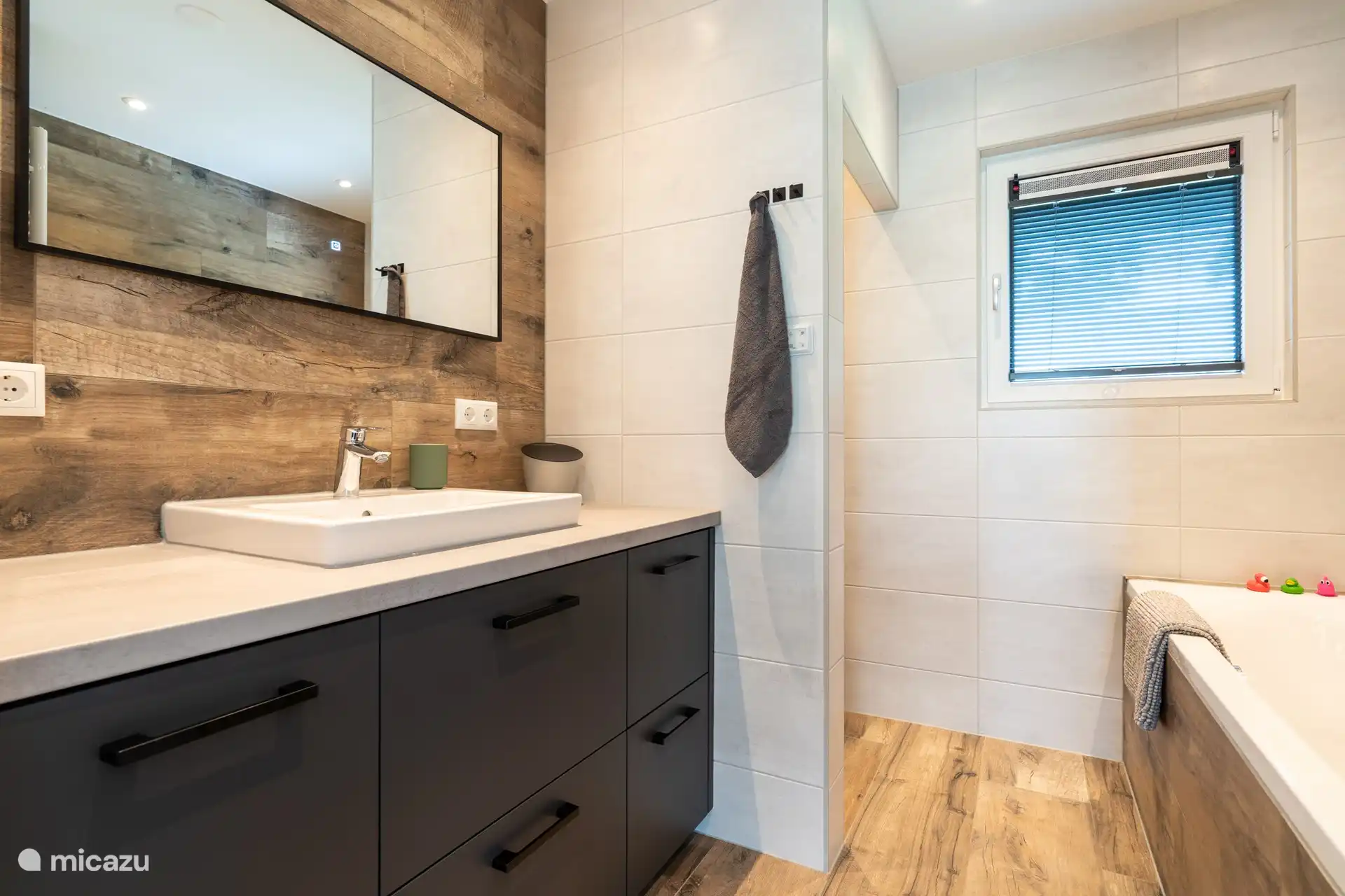 Viel Stauraum im Badezimmer. Ein Handtuchservice ist verfügbar. 