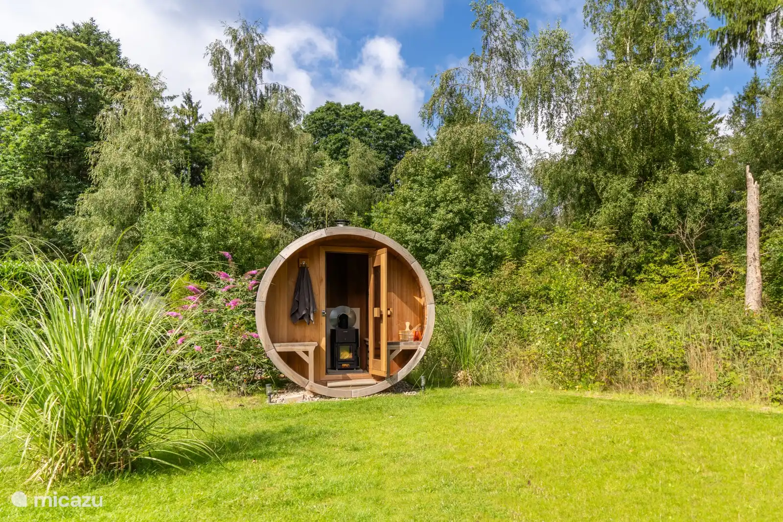 Köstlich in der finnischen Fasssauna