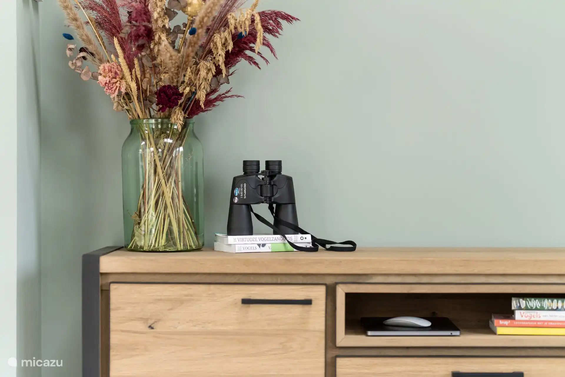 Es gibt Ferngläser, entdecken Sie Rehe in der Nähe auf der Heide!