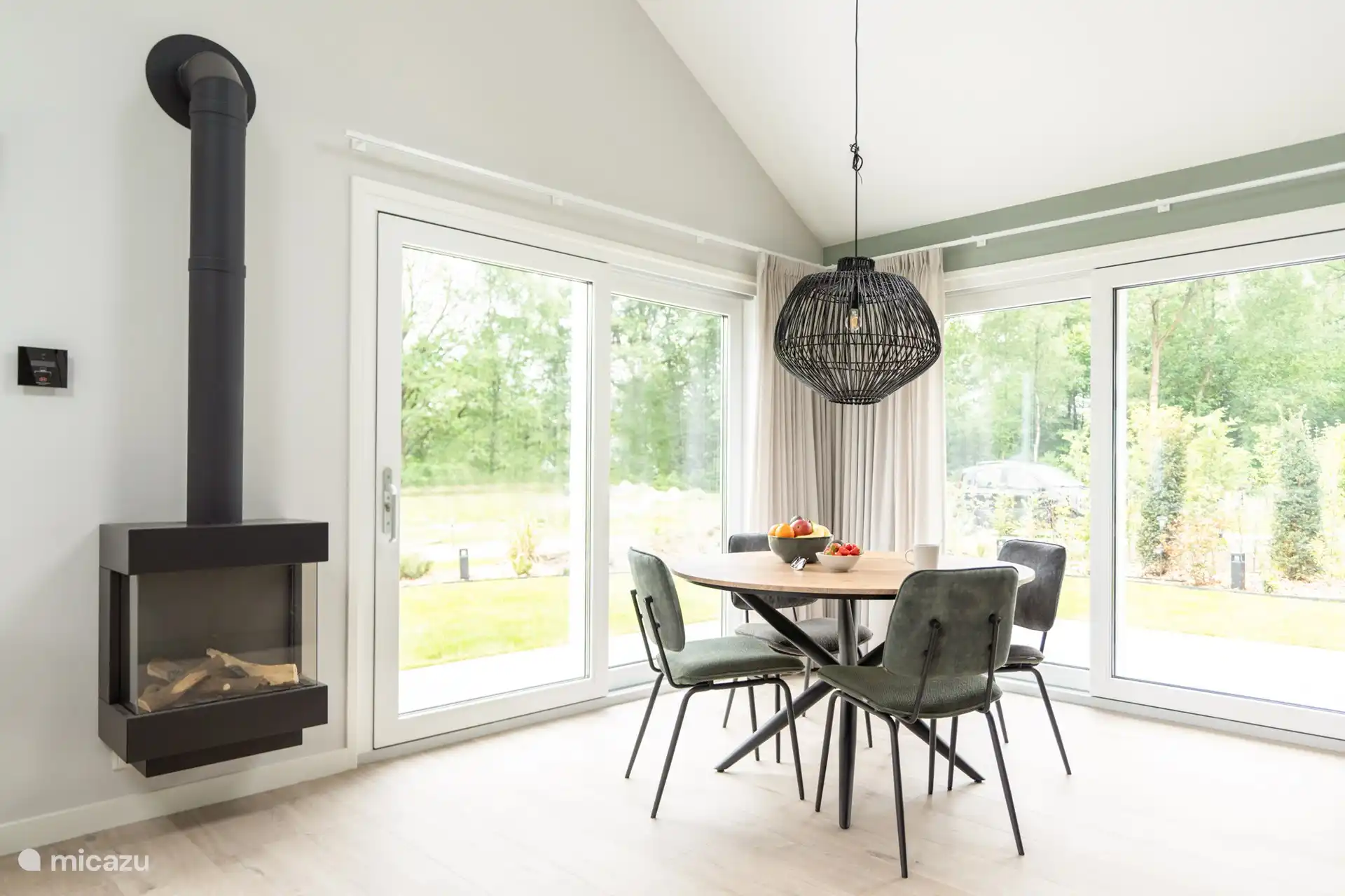 Die beiden großen Schiebetüren ermöglichen es Ihnen, im Handumdrehen draußen zu sein und Sie haben wirklich das Gefühl, ein Haus im Innen- und Außenbereich zu haben. Wir lieben es! 