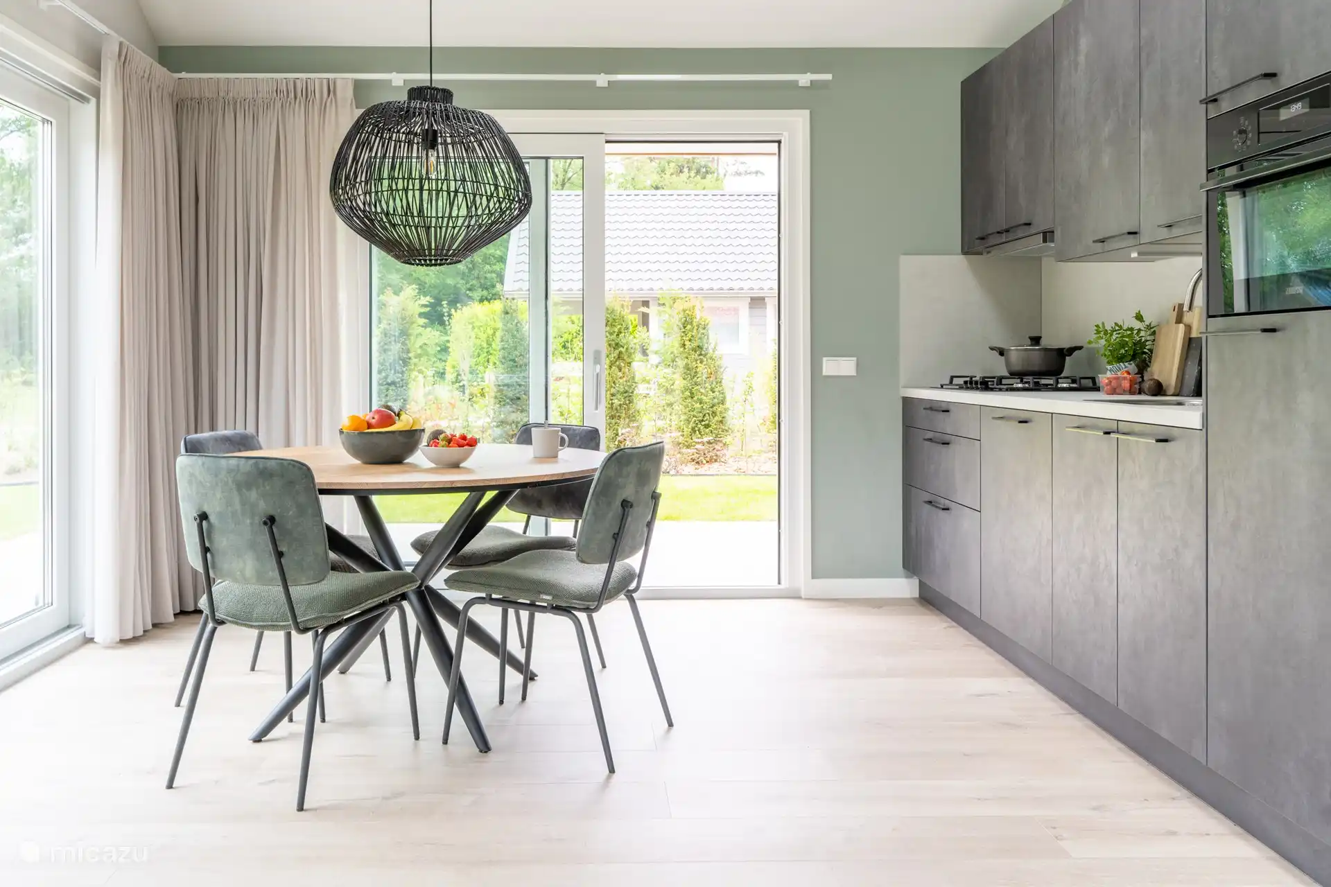 Genießen Sie ein leckeres Frühstück oder spielen Sie Spiele am runden Esstisch. 