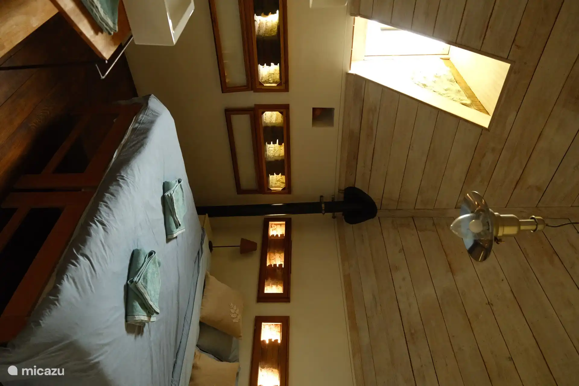 Bedroom with spacious 2-person bed.