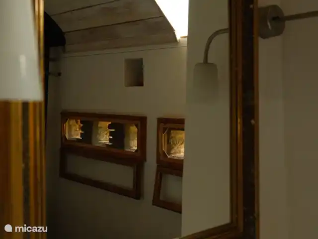 Le Pigeonnier de Migou en Francia, Tarn-et-Garonne, Larrazet - casa rural / cabaña Lavabo con espejo, ducha e inodoro en el dormitorio.