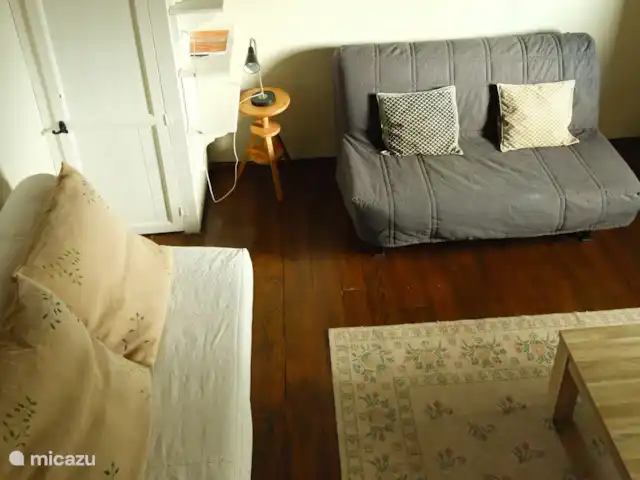 Le Pigeonnier de Migou en Francia, Tarn-et-Garonne, Larrazet - casa rural / cabaña Salón comedor con dos sofás cama en la primera planta.