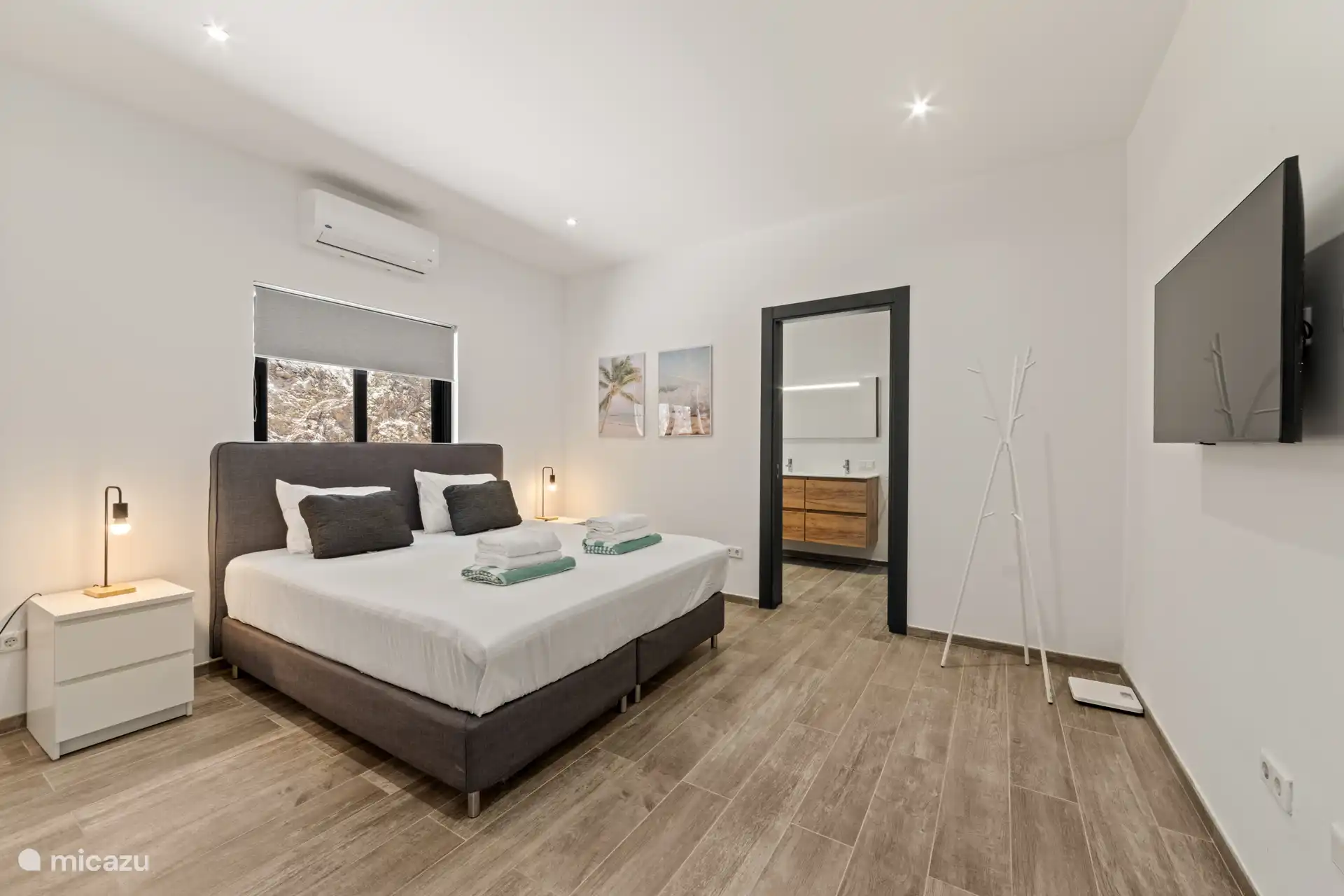 Hauptschlafzimmer mit eigenem Bad, Queensize-Bett, TV und Klimaanlage.