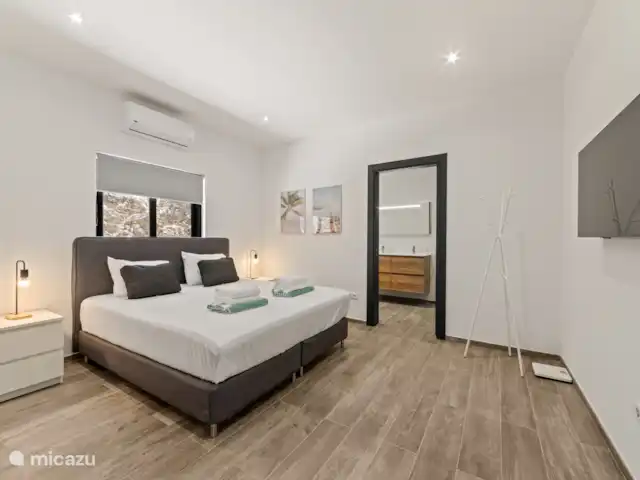 Villa Bista di Laman  en Curazao, Bandabou (oeste), Fontein - villa Dormitorio principal con baño privado, cama queen size, TV y aire acondicionado.