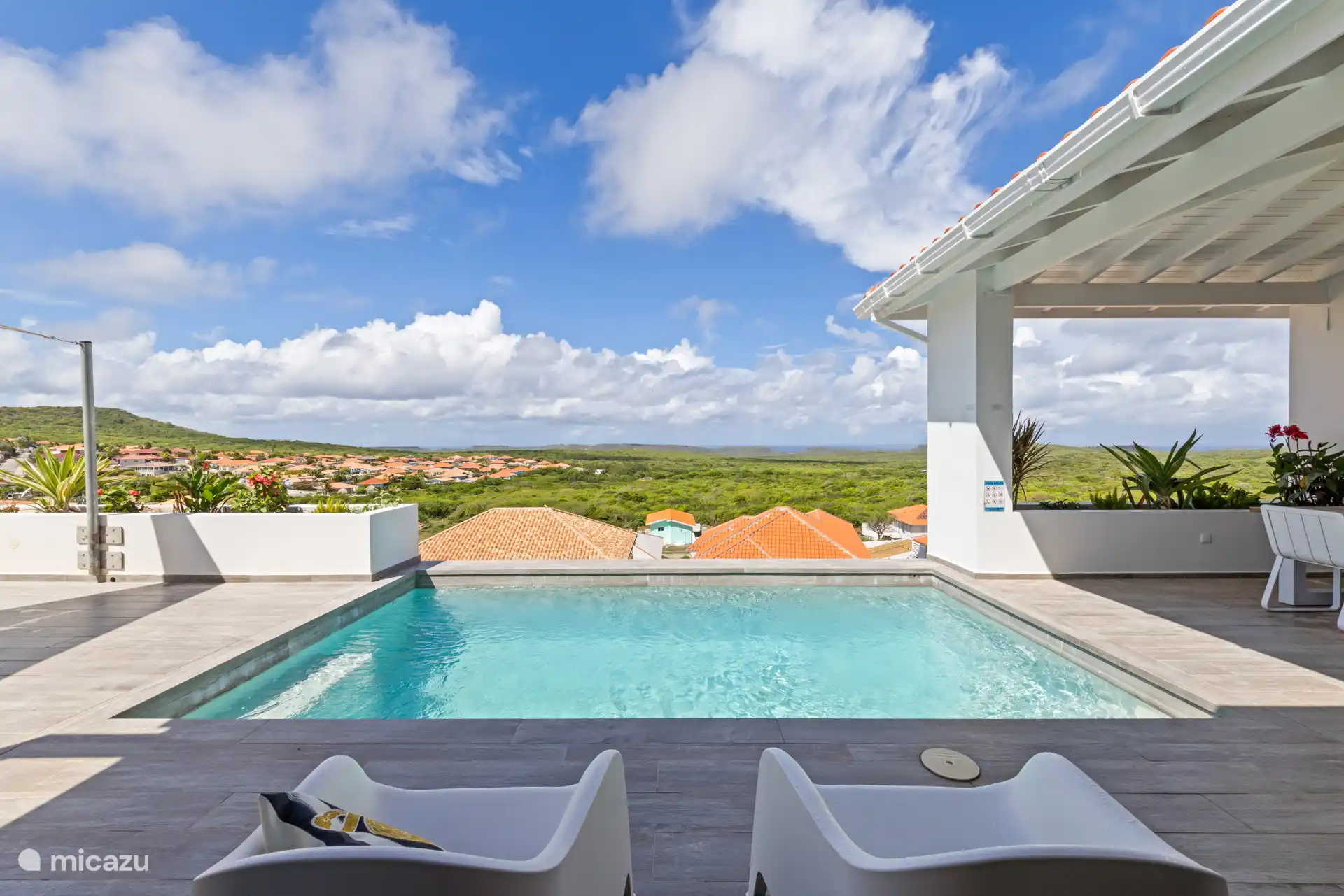 Schöne Aussicht vom eigenen Pool.