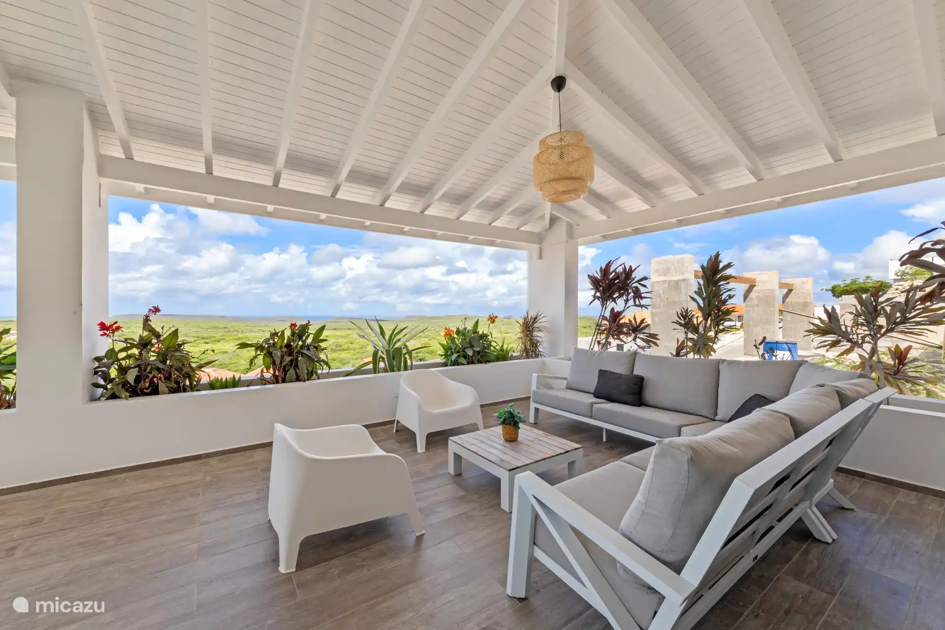 Modernes Lounge-Set zum Entspannen nach einem Tag am Strand oder Abenteuer. Die Veranda bietet einen schönen Blick auf die Insel und Sie können das Meer sehen.