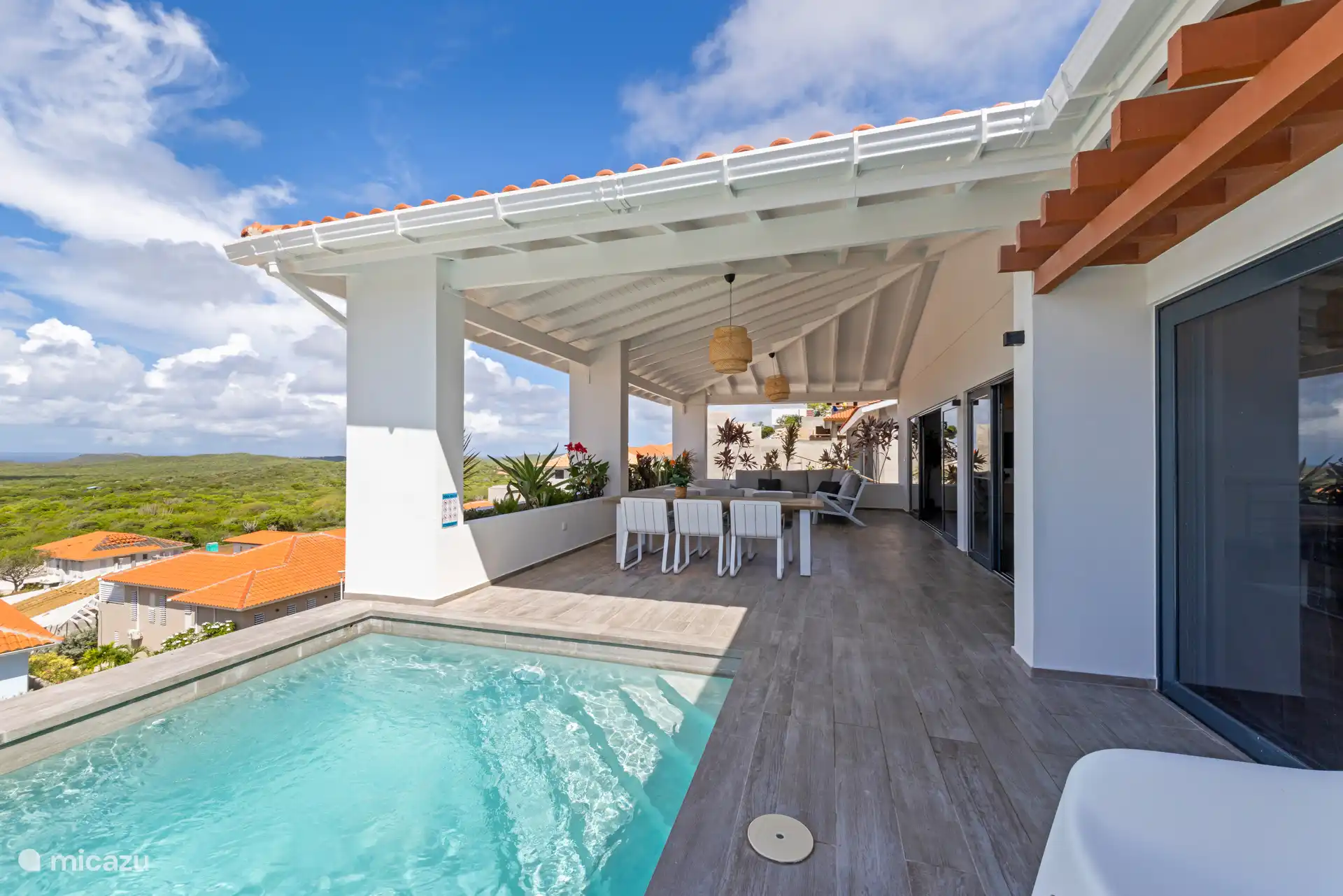 Geräumige überdachte Veranda, um die karibische Natur zu genießen.