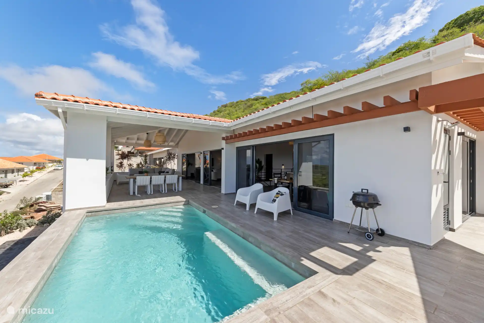 Schöne Veranda mit verschiedenen Lounge- und Sitzbereichen. 