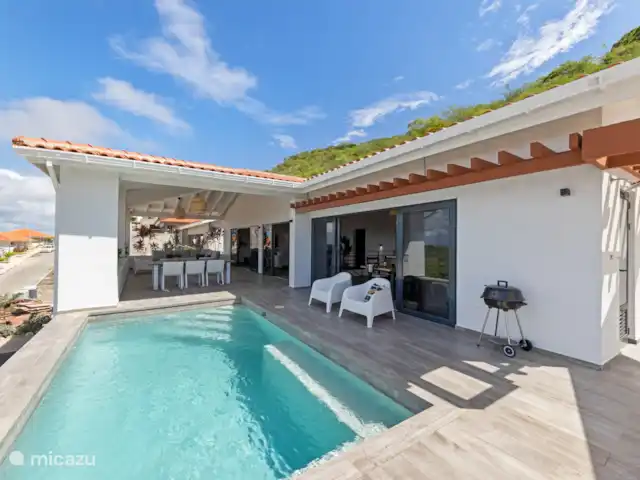 Villa Bista di Laman  en Curazao, Bandabou (oeste), Fontein - villa Precioso porche con varias zonas de estar y estar.