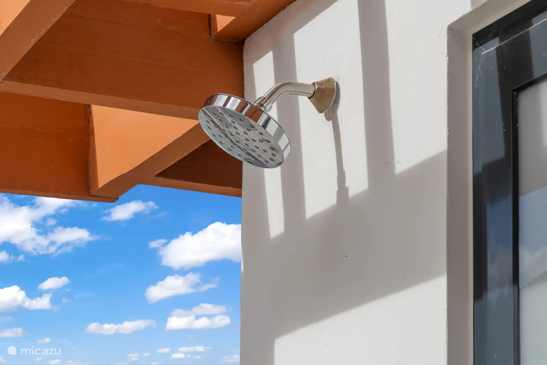 Buiten douche en toilet aanwezig.