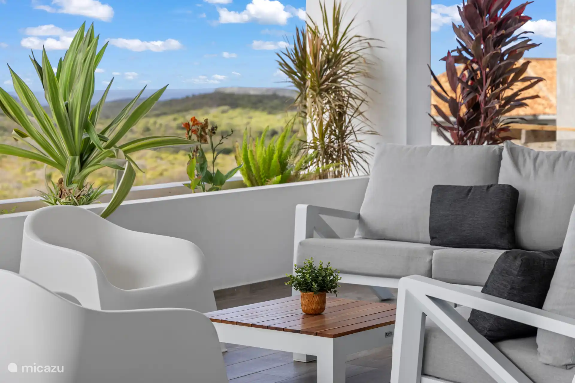 Comfortabele loungebank waar u overdag heerlijk in de schaduw kunt ontspannen.

