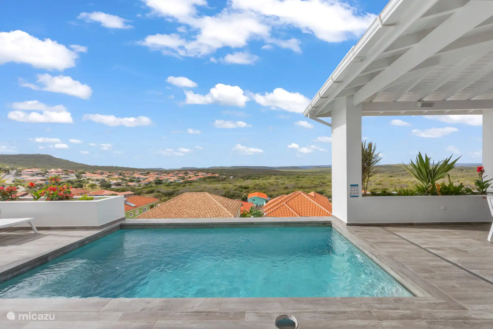 Dit prachtige uitzicht heb je vanuit het zwembad.