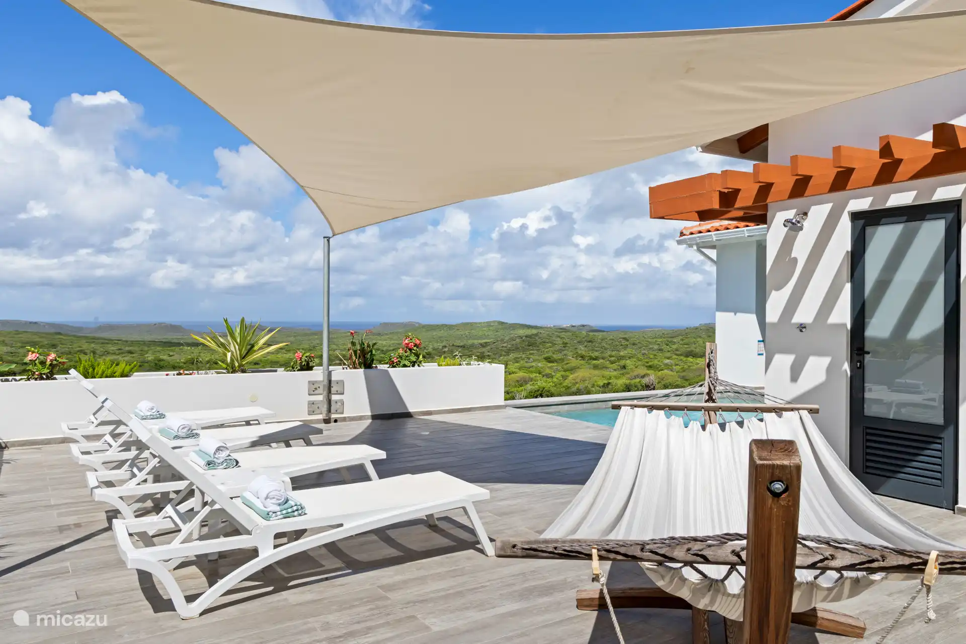 Optimaler Genuss am Pool!