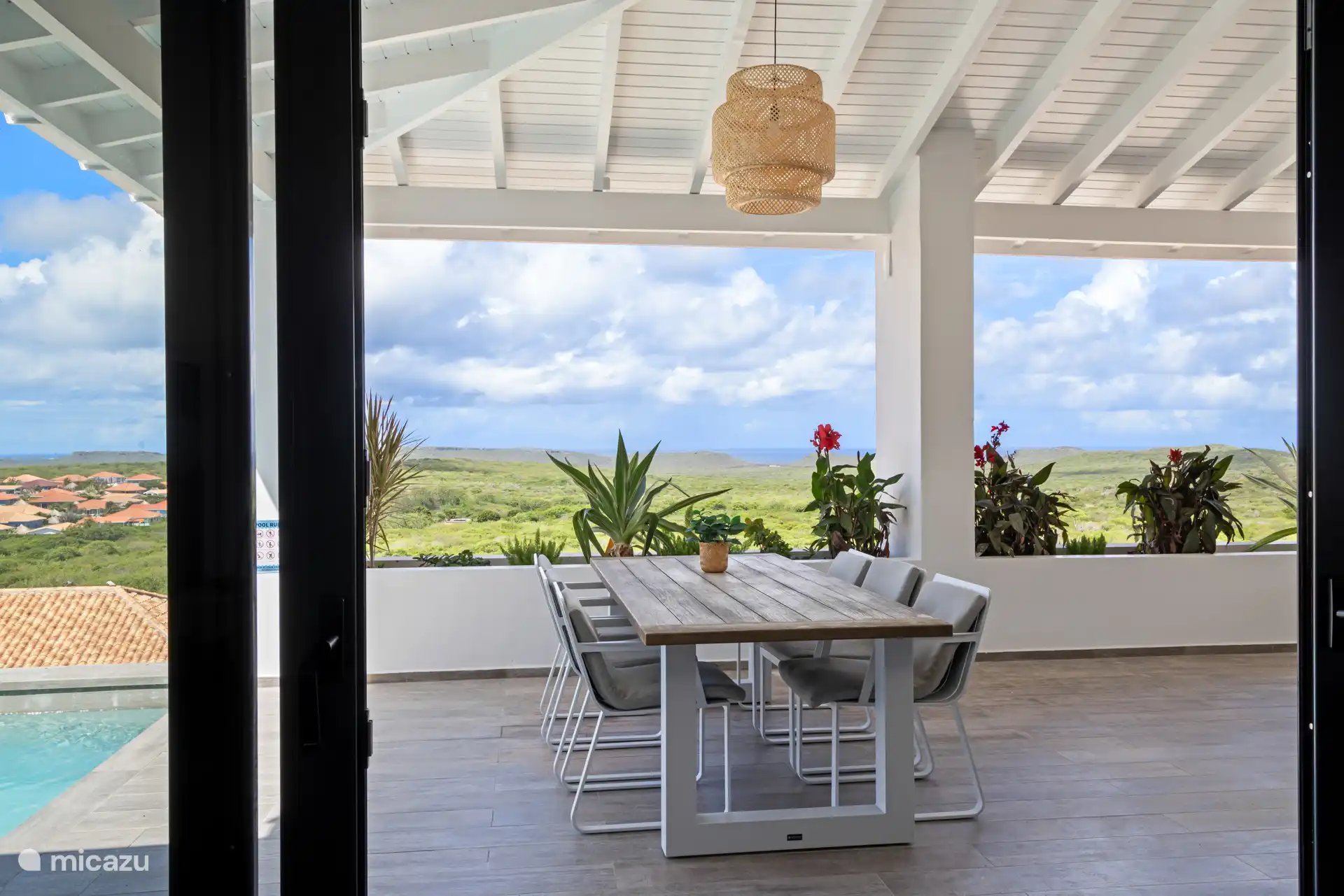 Beobachten Sie, wie die Sonne während Ihres Abendessens im Meer versinkt.