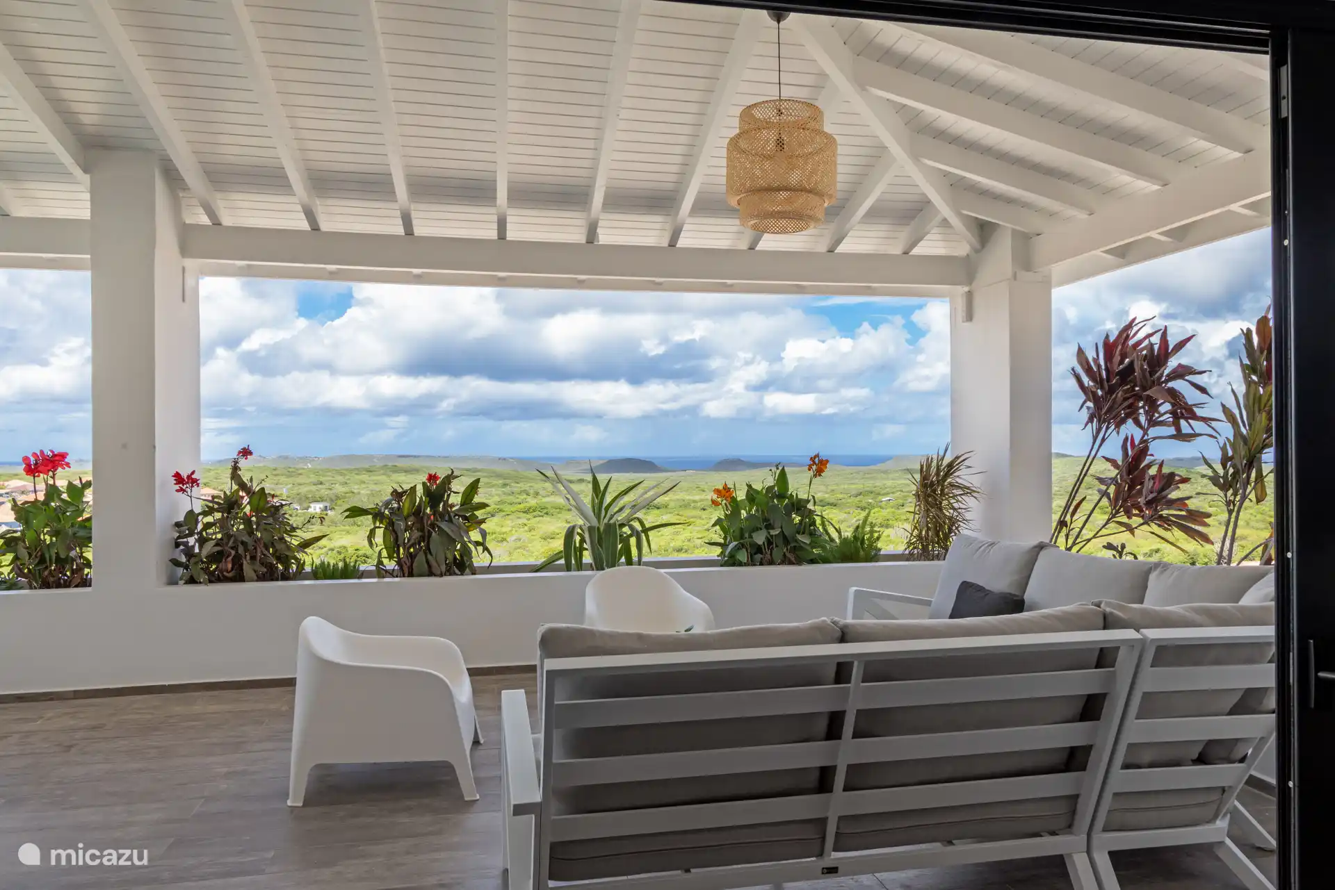 Diese Villa im Villapark Fontein befindet sich in einer Höhe von 75 Metern gegen den Berg, so dass Sie immer einen phänomenalen Blick über Curacao und das Meer haben.