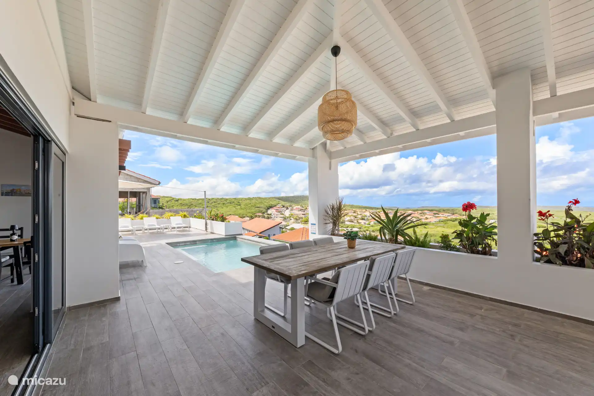 Geräumige überdachte Veranda mit schöner Aussicht.