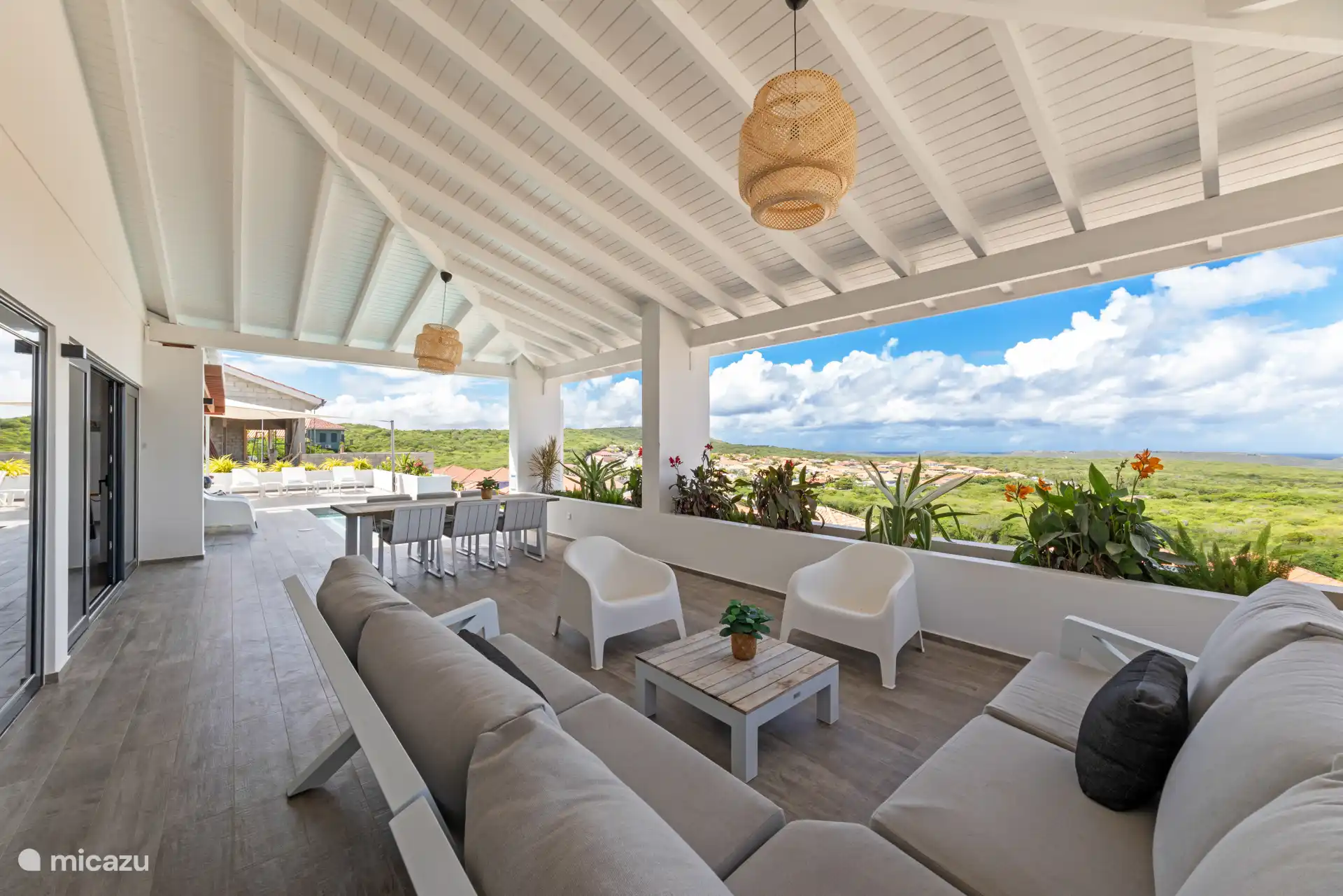 Diese Villa im Villapark Fontein befindet sich in einer Höhe von 75 Metern gegen den Berg, so dass Sie immer einen phänomenalen Blick über Curacao und das Meer haben.