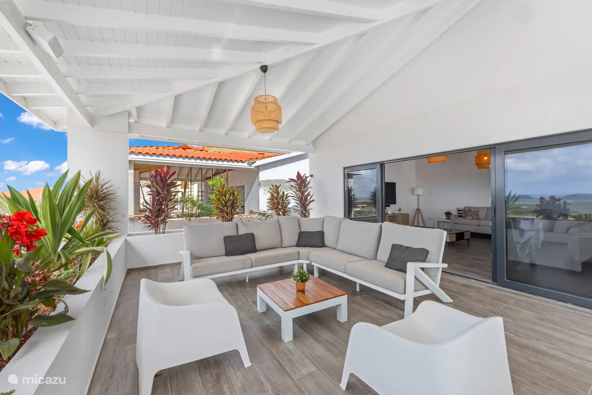 De villa is ingericht met hoogwaardige materialen en luxe voorzieningen om maximaal comfort te garanderen.