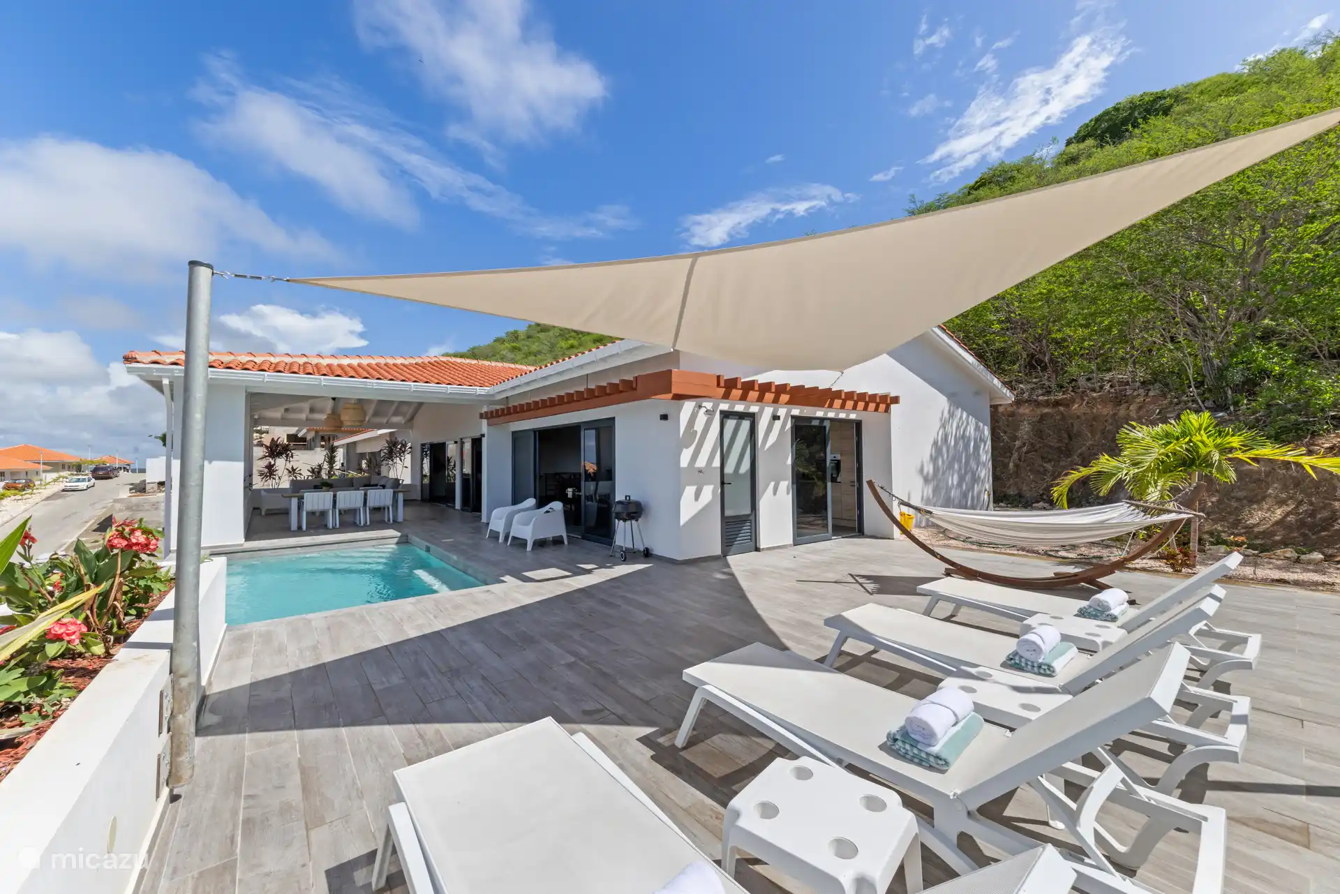 Strandbetten und Hängematte sind ebenfalls vorhanden.