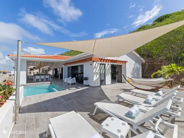 Villa Bista di Laman  en Curazao, Bandabou (oeste), Fontein - villa Se proporcionan camas de playa y hamacas.