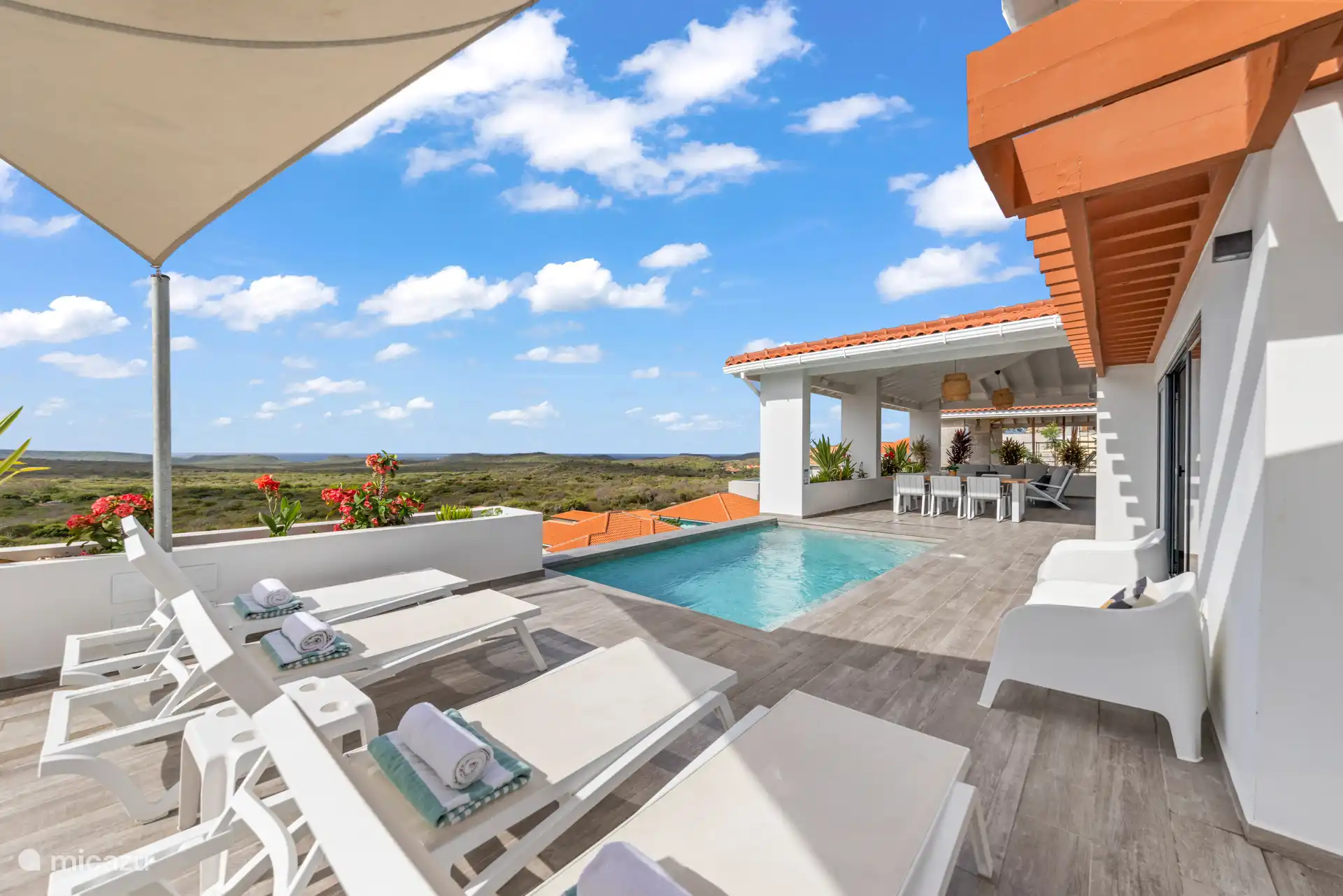 Ruime overdekte porch met prachtig uitzicht.