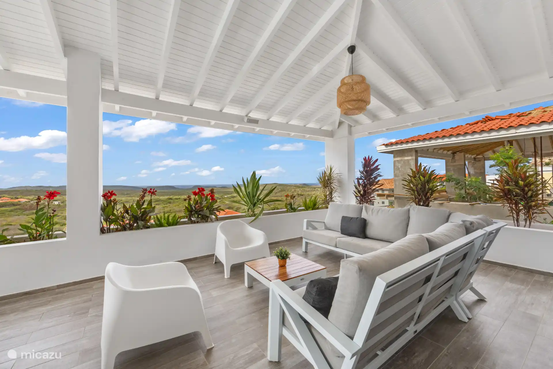 Een verrukkelijk uitzicht, de wind die lekker om het huis waait en elke avond de zon in de zee zien zakken.