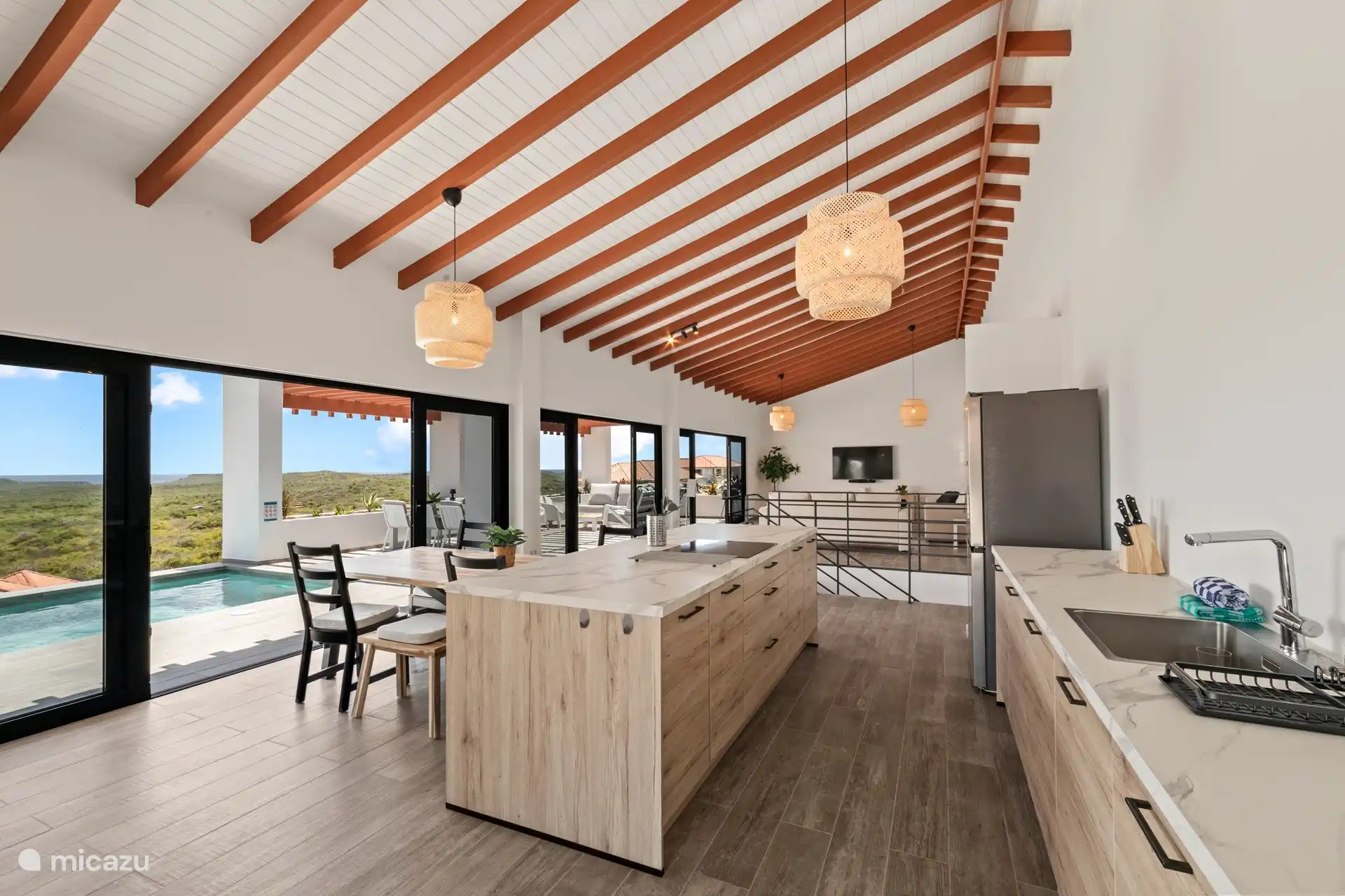 Eine offene Küche und ein gemütliches Wohnzimmer