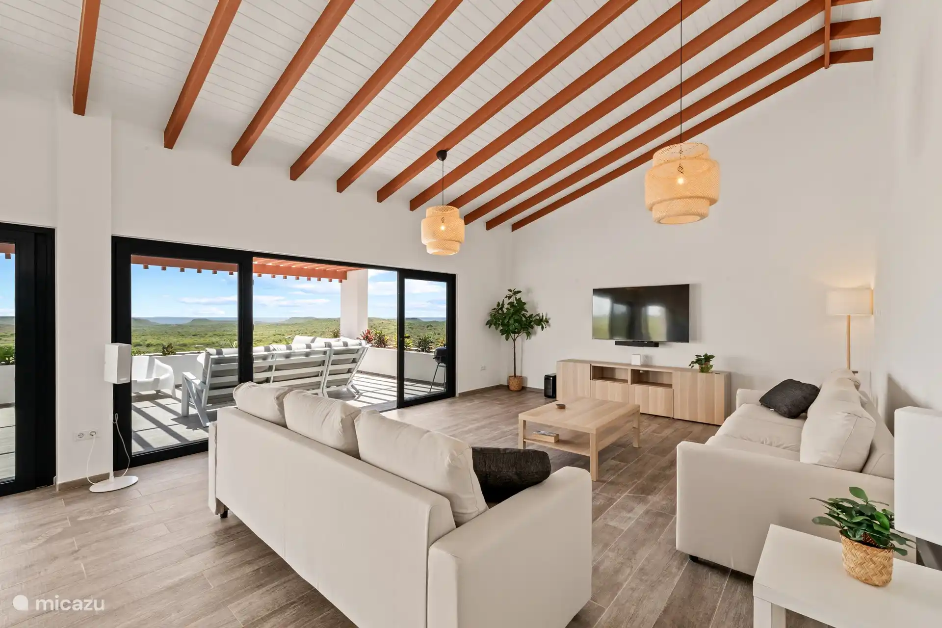 Ein geräumiges Wohnzimmer voller Licht: der ideale Ort zum Entspannen