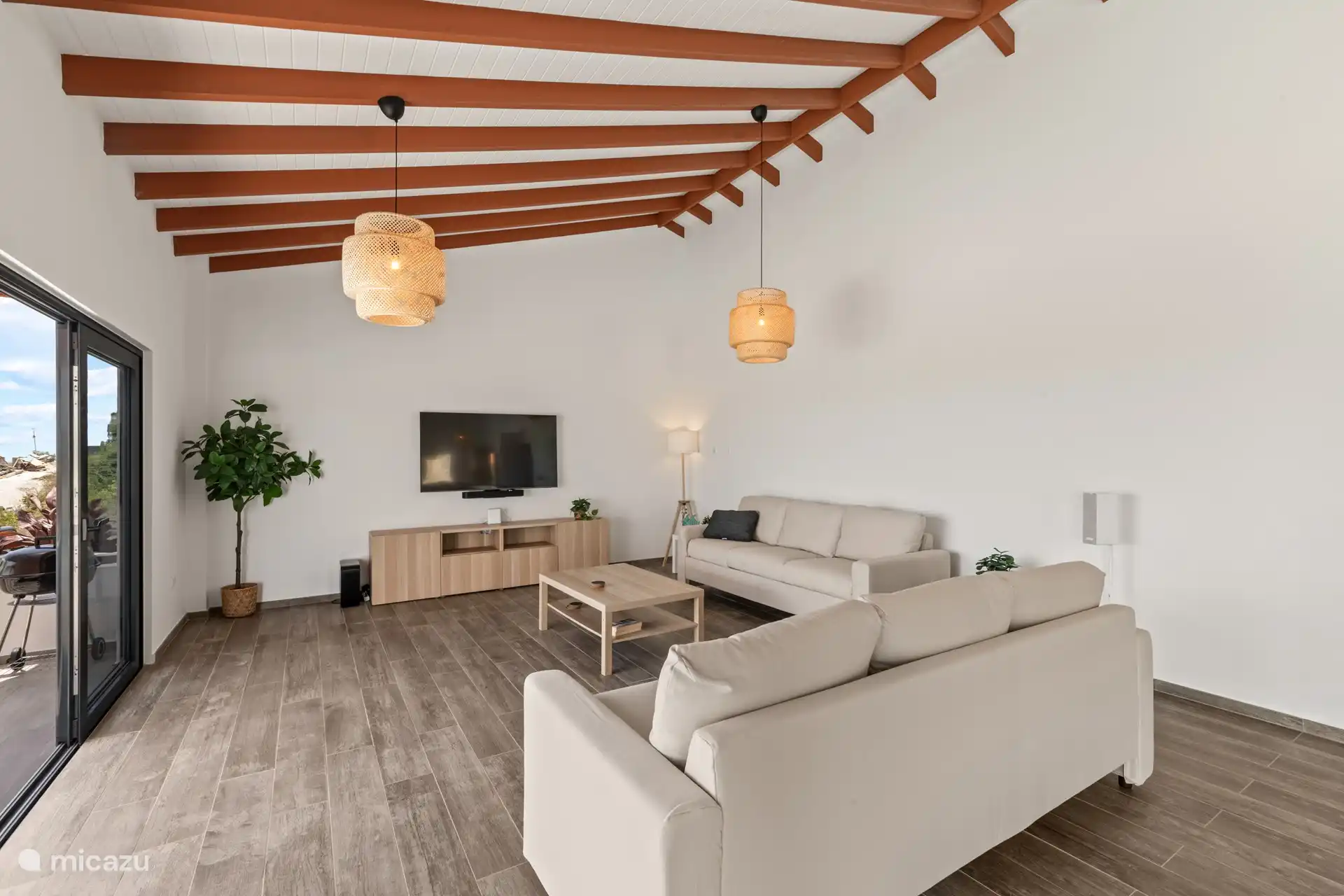 Ein geräumiges Wohnzimmer voller Licht: der ideale Ort zum Entspannen