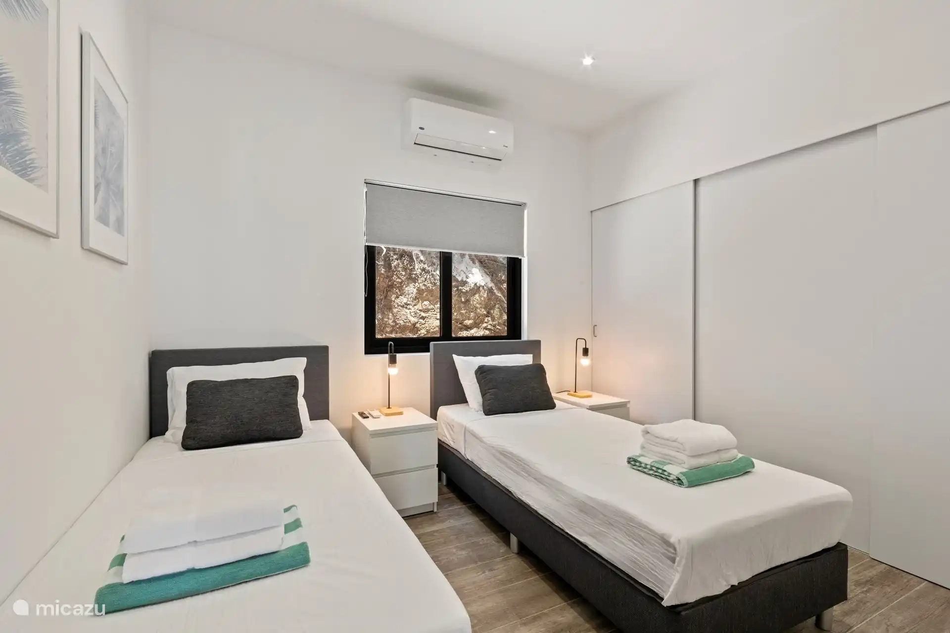 Schlafzimmer 2 mit 2 Einzelbetten und Klimaanlage 