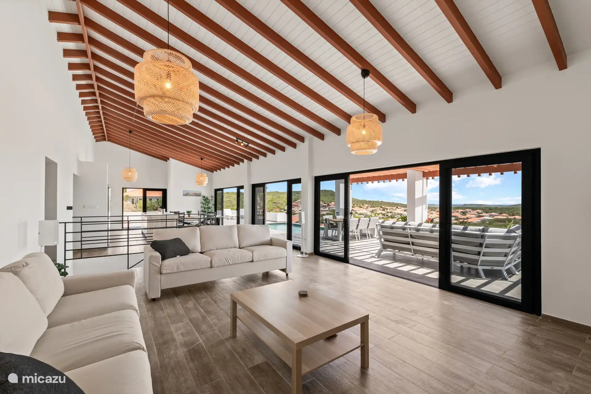 Ein geräumiges Wohnzimmer voller Licht: der ideale Ort zum Entspannen