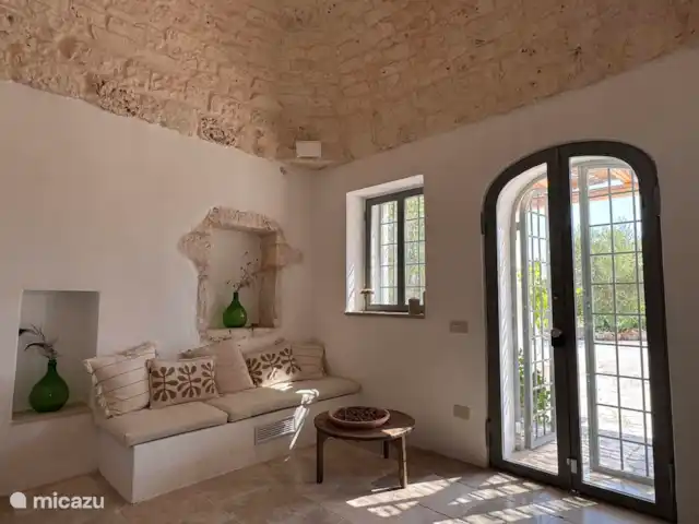 Lamia à Ostuni - Pouilles | Italie, Pouilles (Puglia), Ostuni - maison de vacances Le canapé du salon dans le salon.