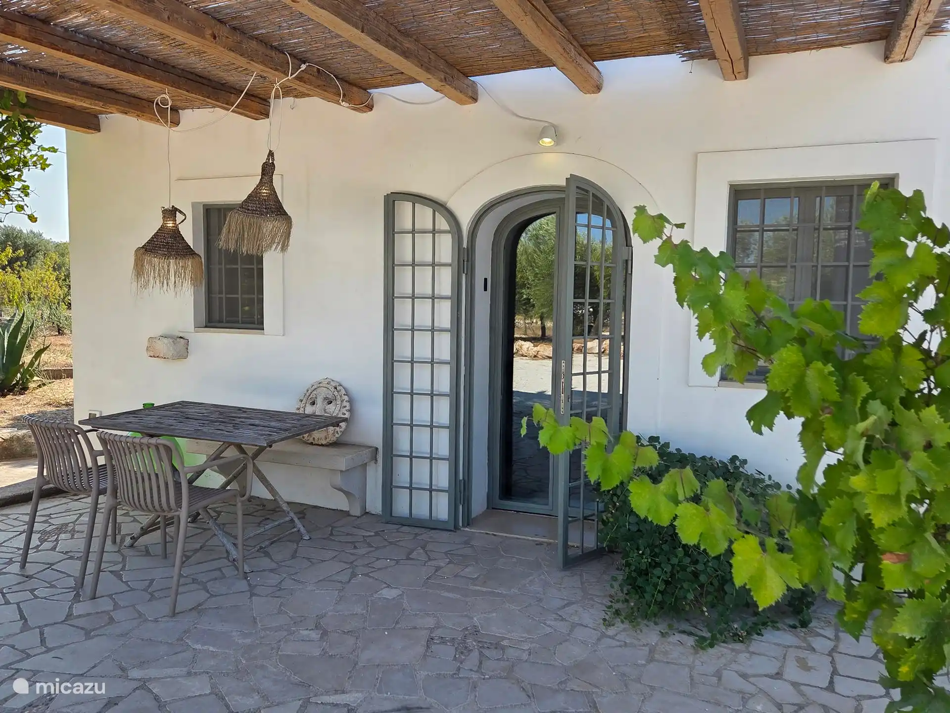 Die Terrasse vor dem Haus. Genießen Sie eine Tasse Kaffee in der Morgensonne.