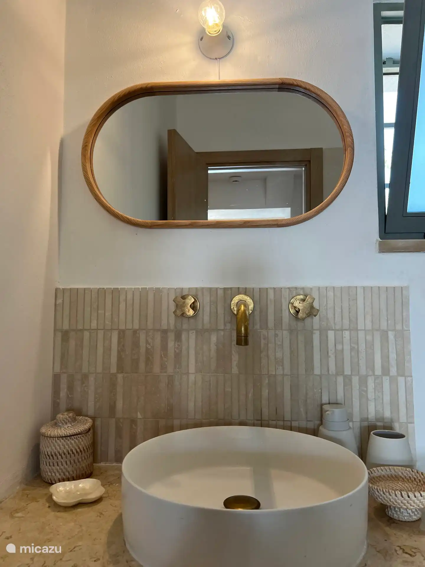 Detail des Waschbeckens im Badezimmer