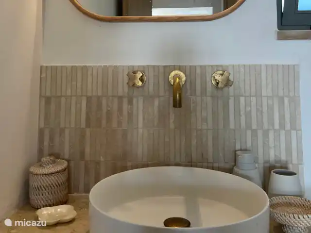 Lamia à Ostuni - Pouilles | Italie, Pouilles (Puglia), Ostuni - maison de vacances Détail du lavabo dans la salle de bain