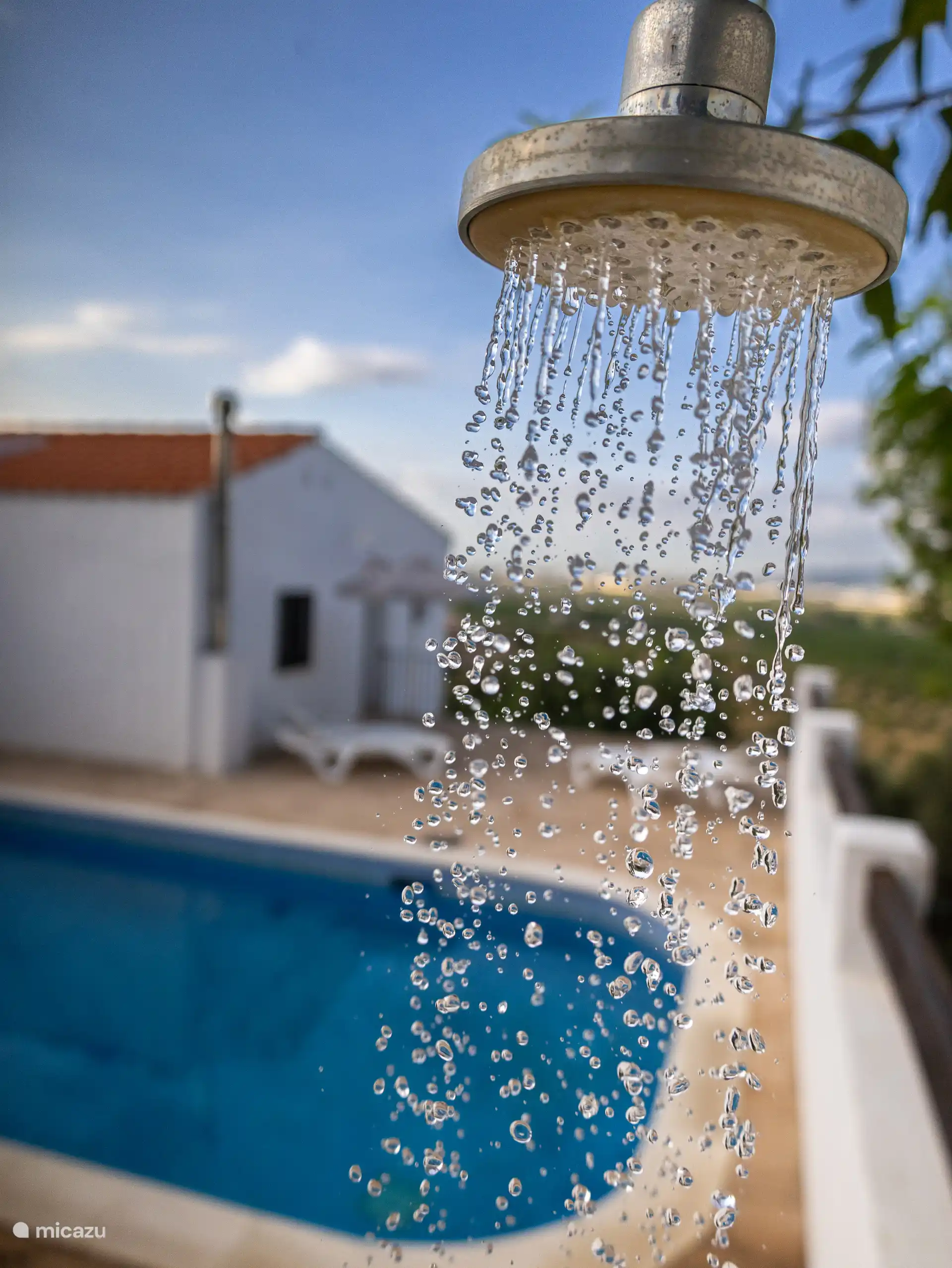 buitendouche bij het zwembad