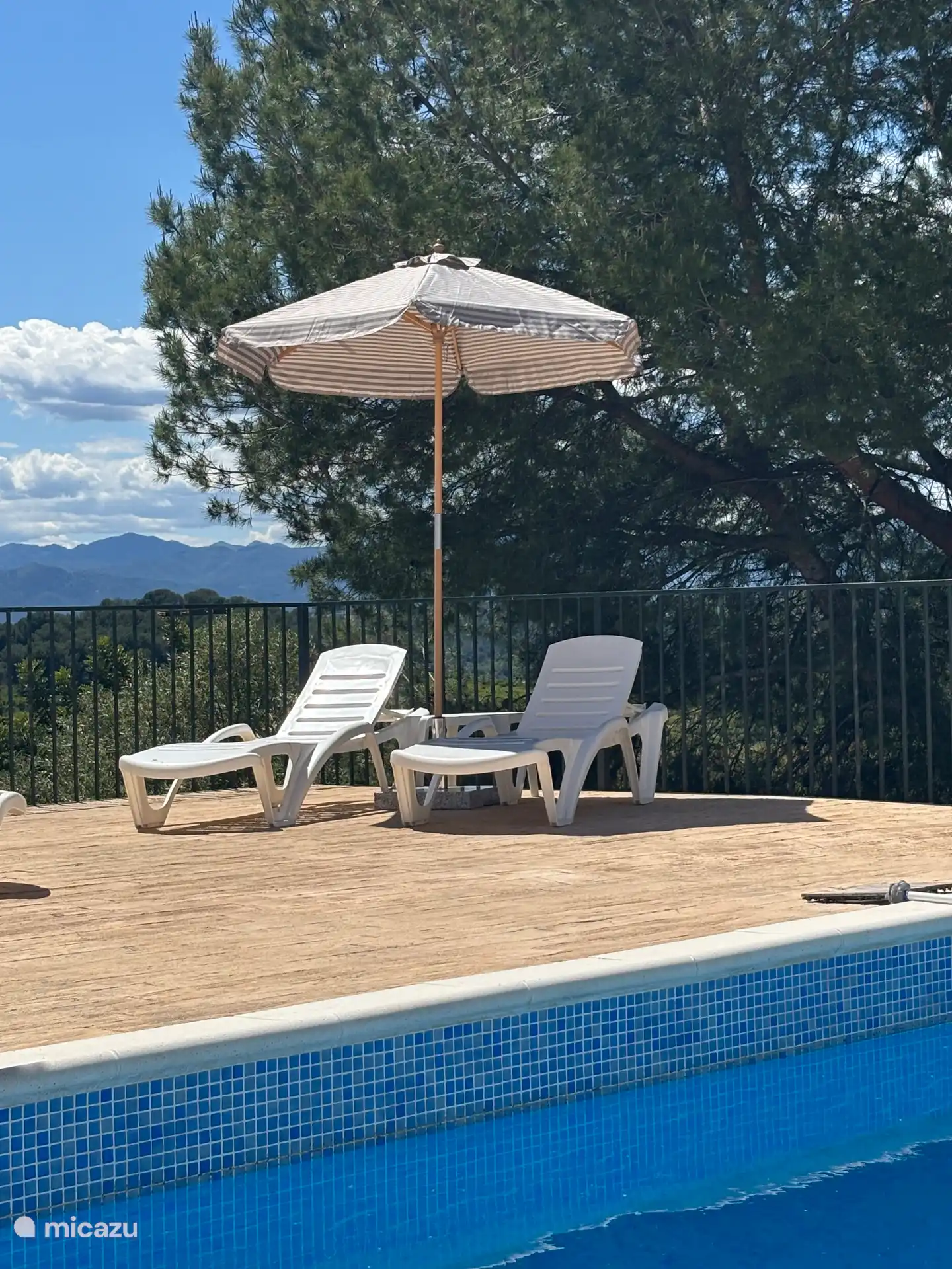 Entspannen Sie sich am Pool im Schatten