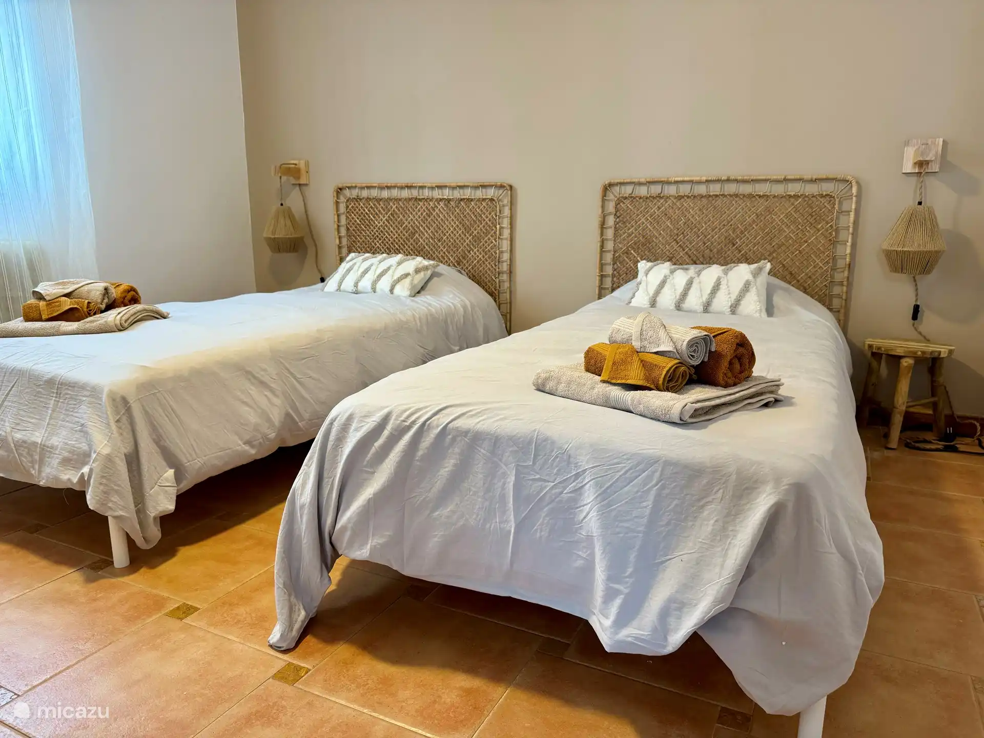 Schönes Schlafzimmer mit 2 Einzelbetten und einem Deckenventilator. 