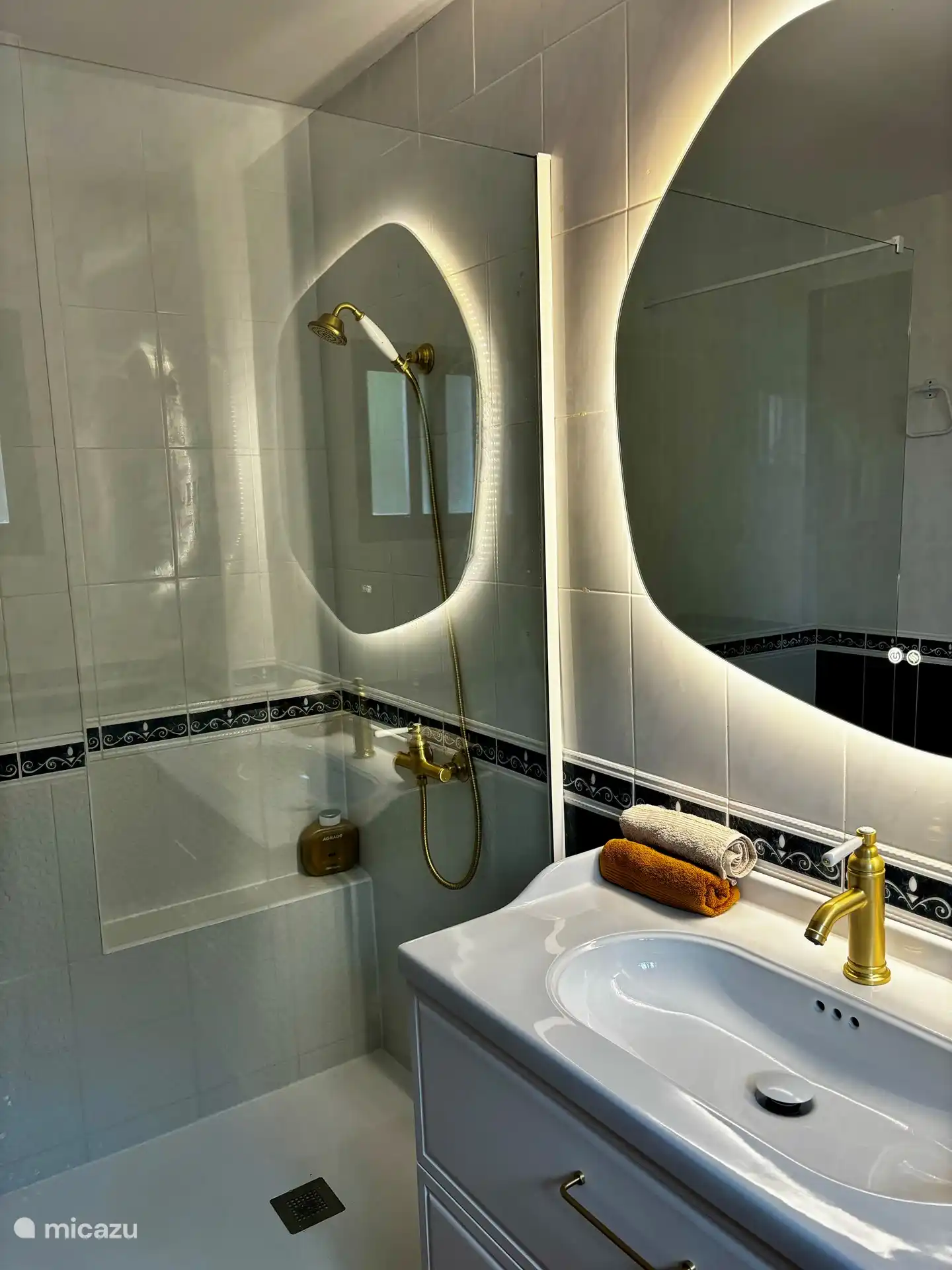 Badezimmer im 1. OG mit ebenerdiger Dusche.