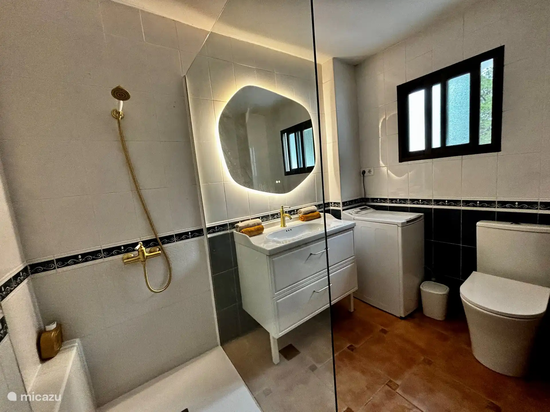 Badezimmer mit Waschmaschine 