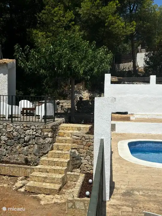 Swimmingpool und Lounge-Terrasse mit Außenküche 