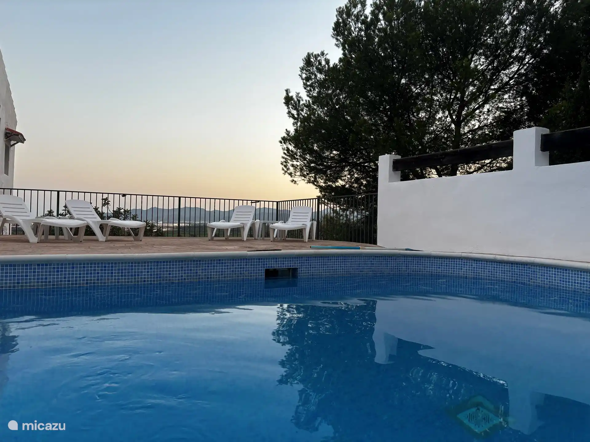 Selbst bei Sonnenuntergang ist es noch schön am Pool