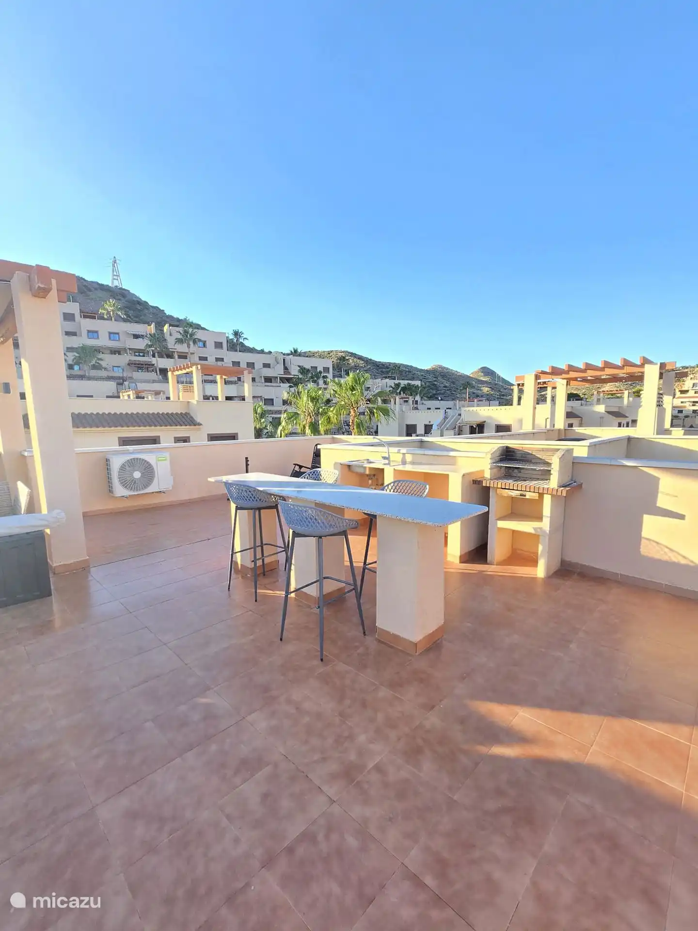 Terraza privada en la azotea con vistas impresionantes y barbacoa de carbón