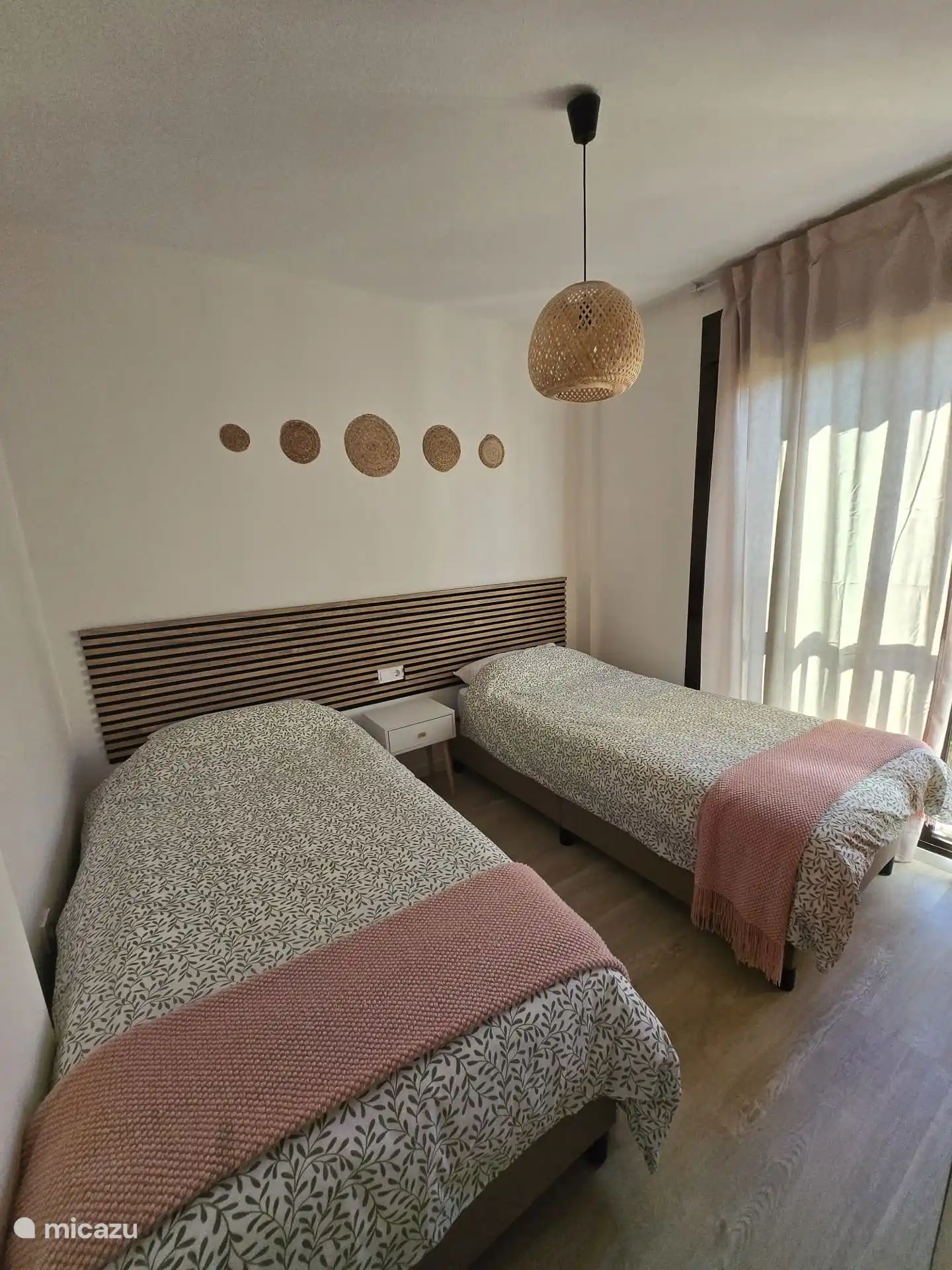 Dormitorio 2: dos camas individuales y aire acondicionado