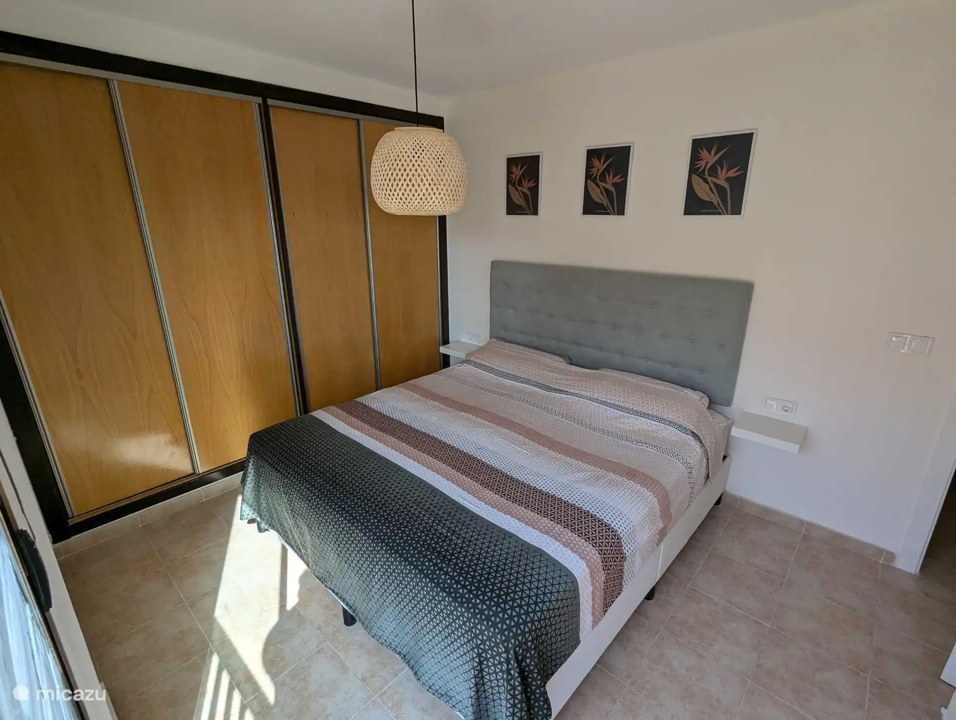 Hauptschlafzimmer mit einem Bett von 1,80 m Breite